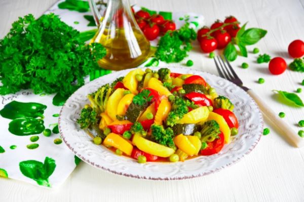 Тушеная картошка с овощами на сковороде