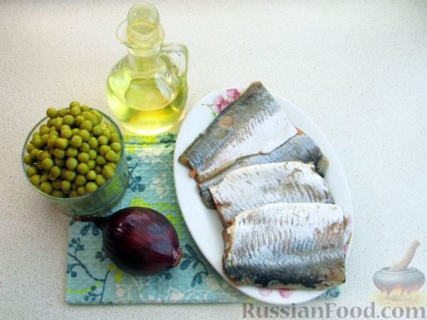 Салат из сельди, зелёного горошка и лука
