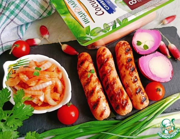 Сосиски с маринованными яйцами и луком