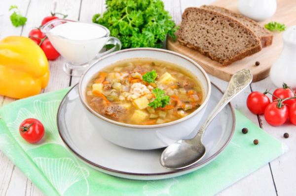 Рассольник с томатной пастой и перловкой
