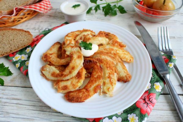 Кабачки в кляре на сковороде с чесноком и яйцом