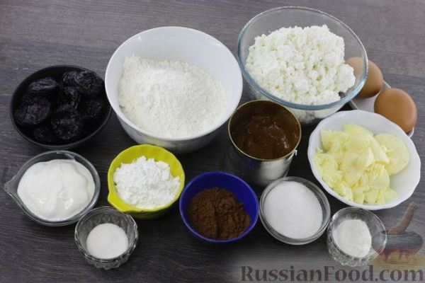 Шоколадный песочный пирог с творогом, черносливом и сгущёнкой
