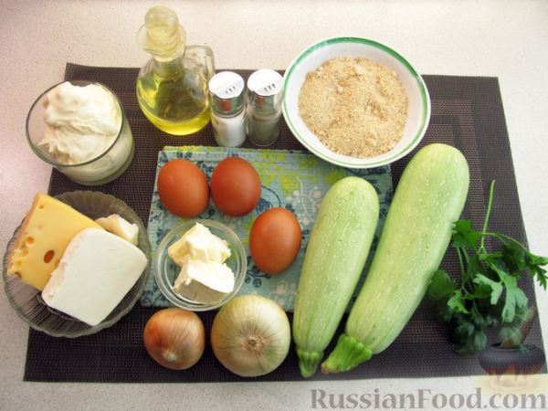 Кабачки, запечённые с сыром, сметаной и яйцами, под сухарной корочкой