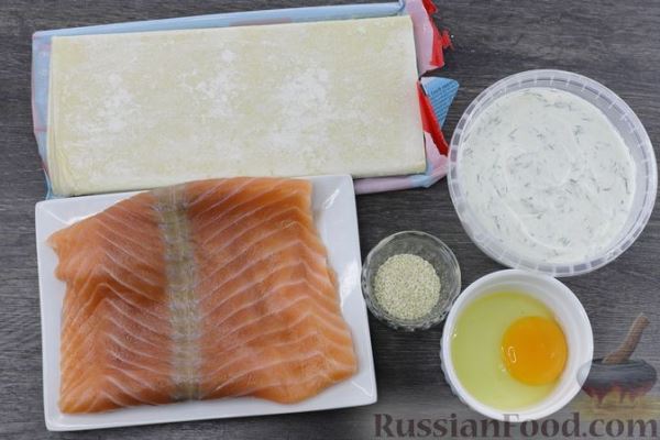 Слоёный пирог с красной рыбой и сливочным сыром
