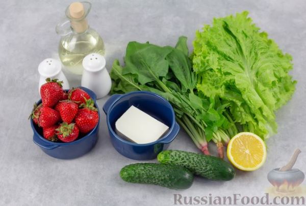 Салат с клубникой, огурцами, шпинатом и сыром фета