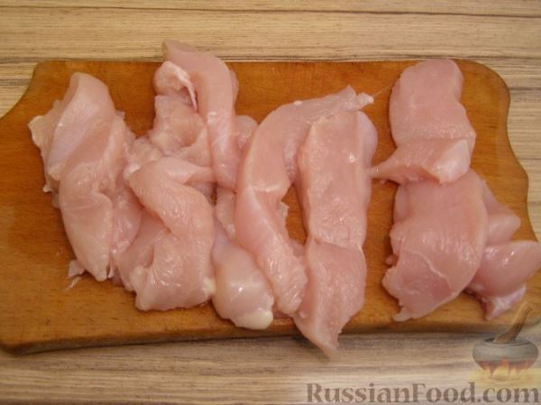 Салат из курицы-гриль с клубникой
