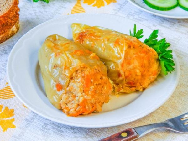 Перцы фаршированные мясом и рисом в кастрюле