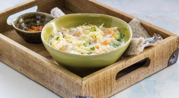 Суп с курицей, макаронами и сливками